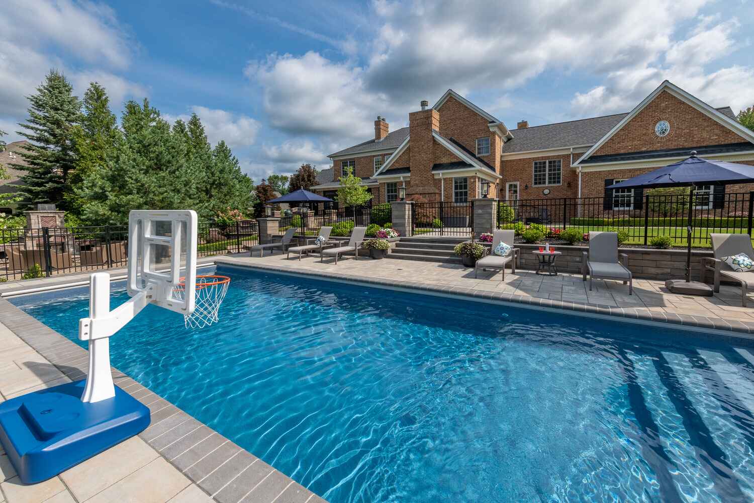 Resort-style pool and spa combination in Gates Mills, OH designed for relaxation-1